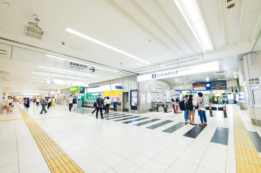 「鹿児島中央駅」改札口を出て東口方面に進みます。