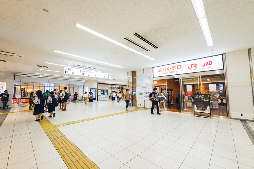 1右手の「旅行の窓口」の先を右折します。