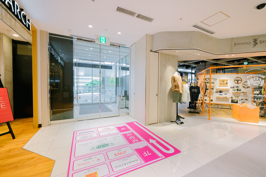 外の通路に出ます。