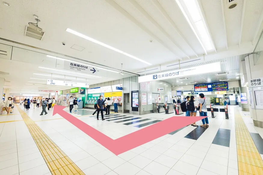 「鹿児島中央駅」改札口を出て東口方面に進みます。