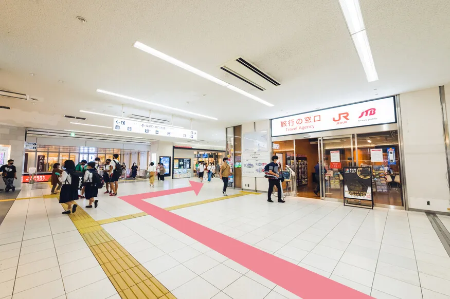 そのまま直進し、右手の「旅行の窓口」の先を右折します。