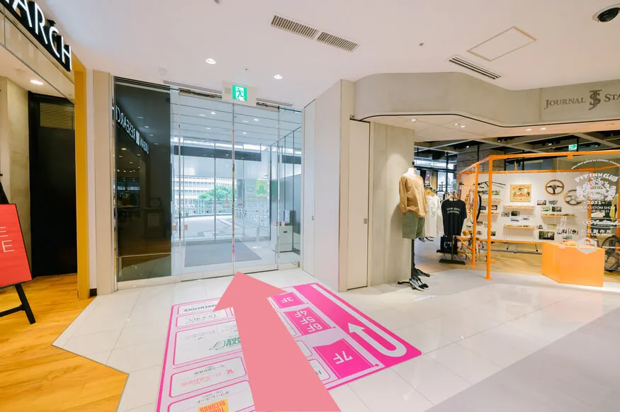 外の通路に出て、道なりに進みます。